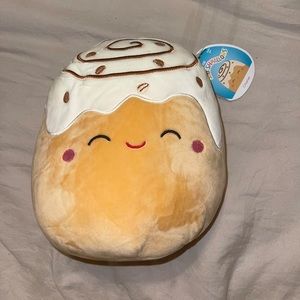 Cinnamon roll squishmallow